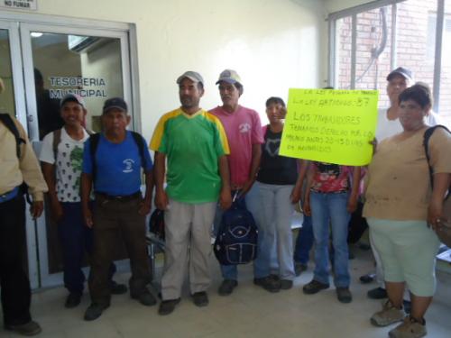 Protestan por aguinaldo trabajadores municipales de confianza